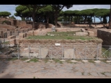 02980 ostia - regio ii - insula ix - tempietto repubblicano (ii,ix,4) - decumanus maximus ecke via dei molini - blick nach norden - 09-2022.jpg